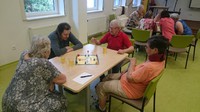 uživatelé při hře Člověče, nezlob se ve společenském sále domova